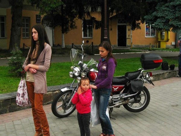 У центрі Луцька декламували вірші. ФОТО